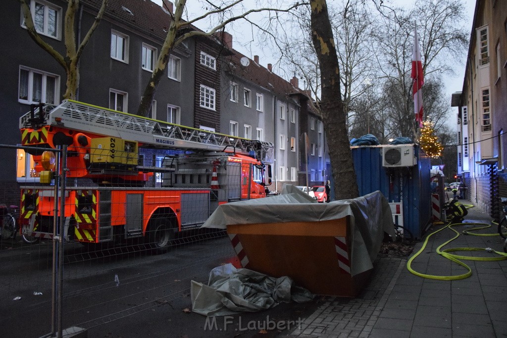 Feuer 2 Y durch Weihnachtsbaum  Koeln Ehrenfeld Alpenerstr P20.JPG - Miklos Laubert